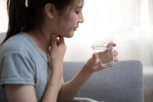 an woman suffering from itchy throat cough